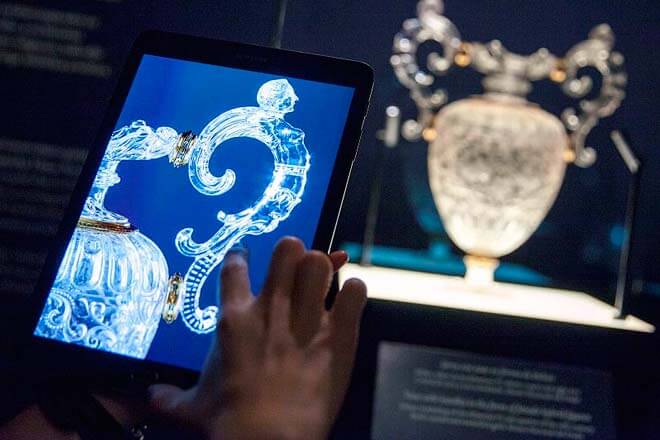 Samsung Galaxy Tab S2 is activated in the Prado Museum