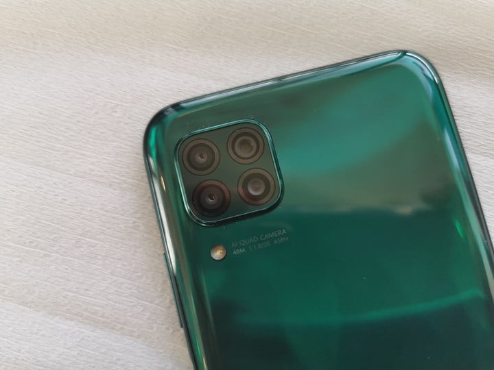 image of the huawei p40 lite cudruple camera with square layout in the upper left corner