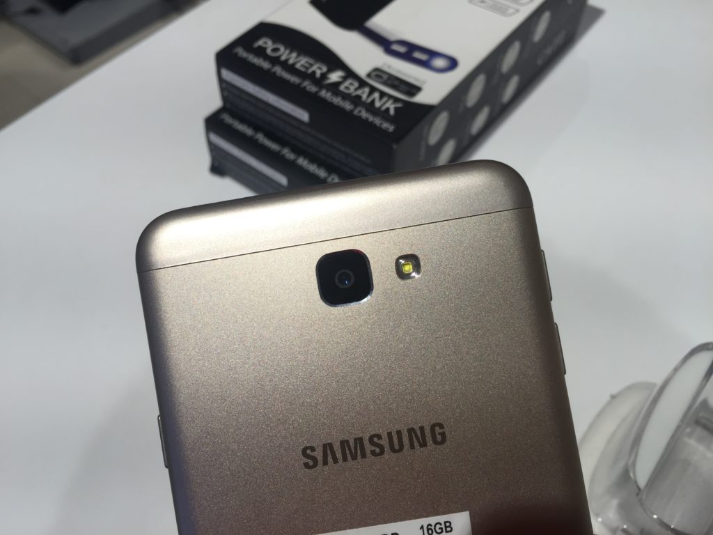 Samsung Galaxy J7 Prime sacar tapa 1