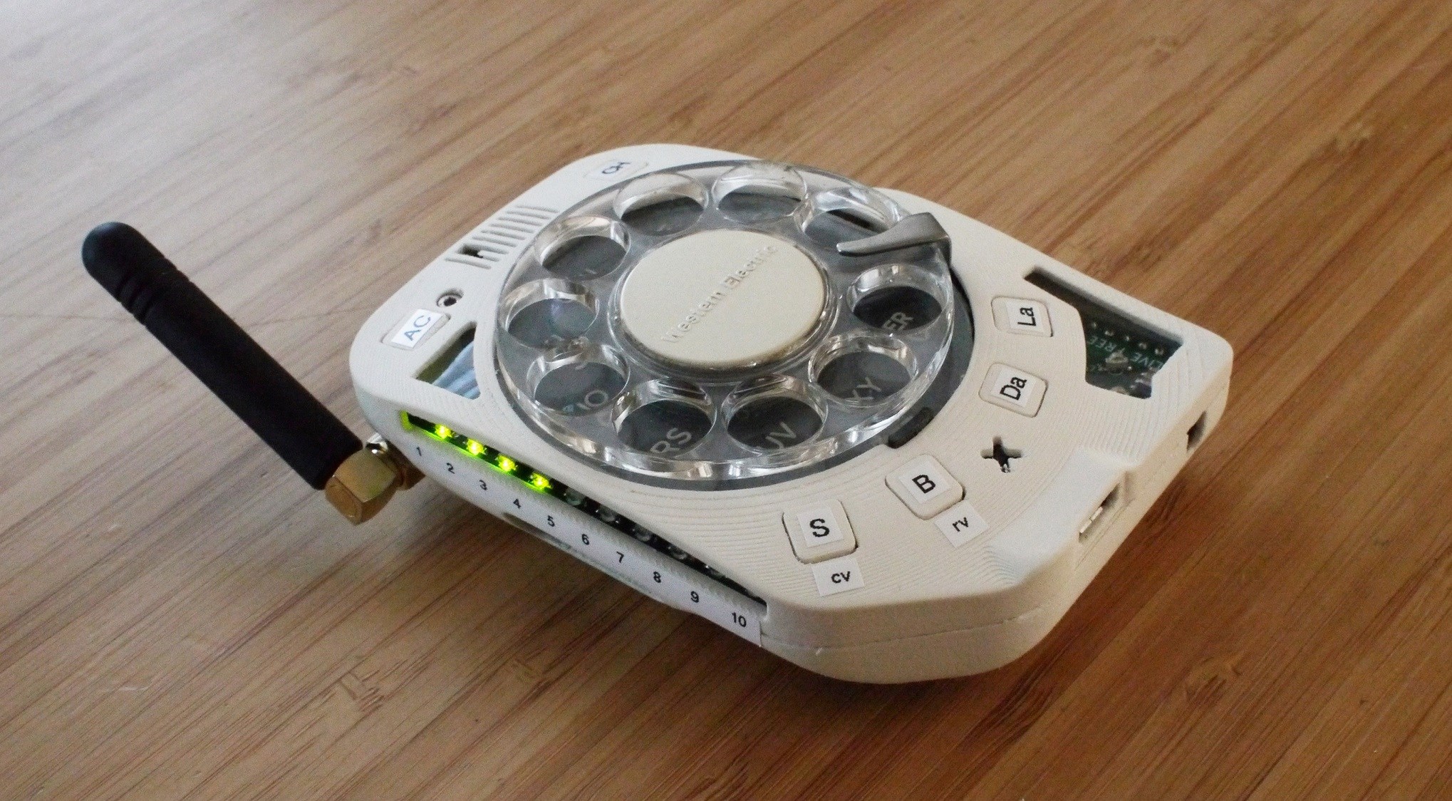 This cell phone with the classic dial disc will revive the nostalgia of more than one